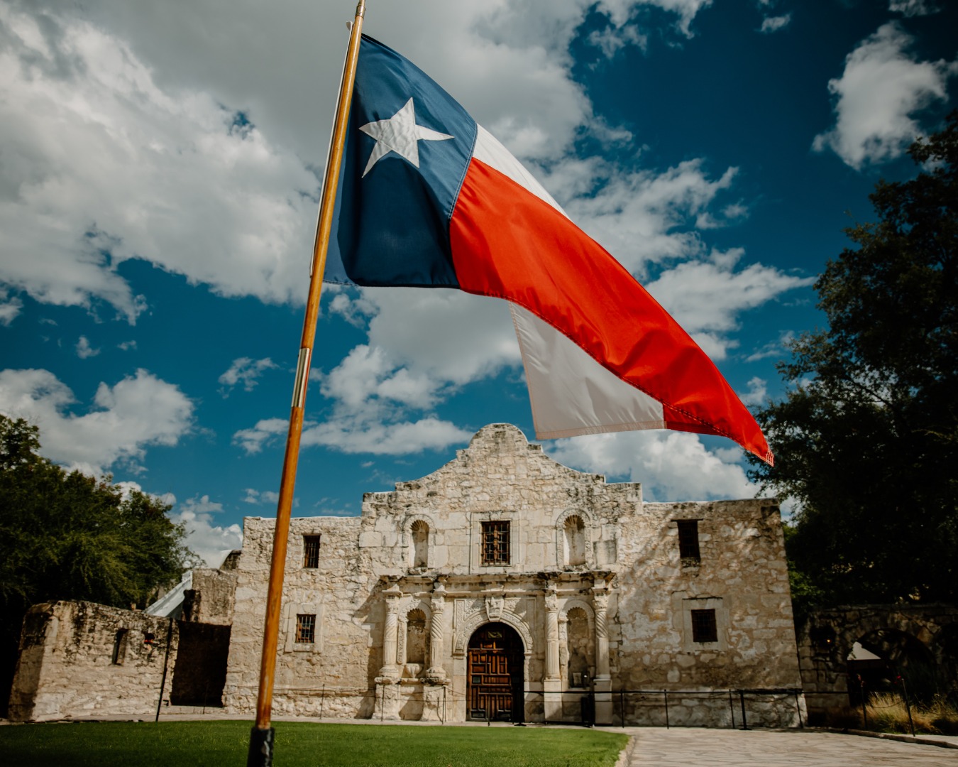 san-antonio-alamo-texas-flag